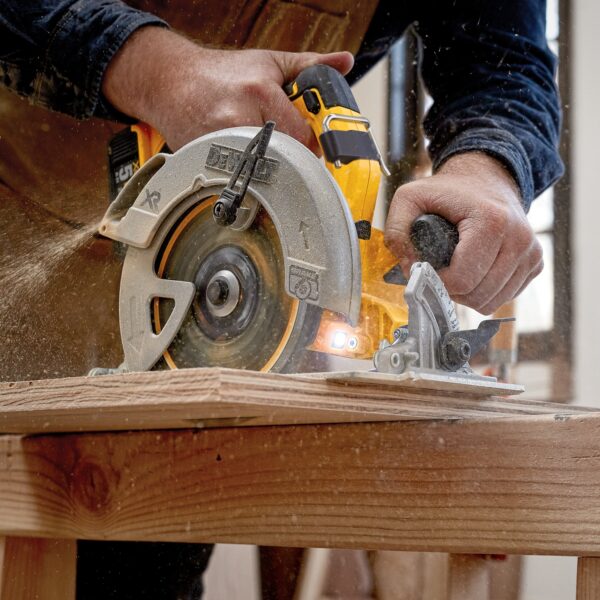 XR 20-volt Max 7-1/4-in Brushless Cordless Circular Saw Kit Circular Saw (1-Battery and Charger Included) - Image 10