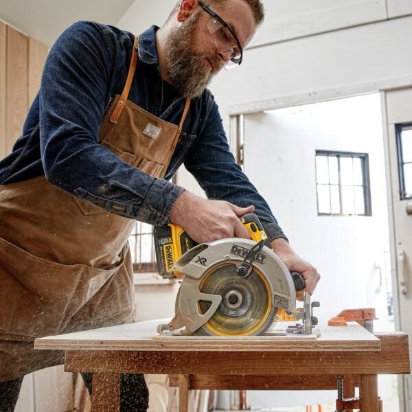 XR 20-volt Max 7-1/4-in Brushless Cordless Circular Saw Kit Circular Saw (1-Battery and Charger Included) - Image 11