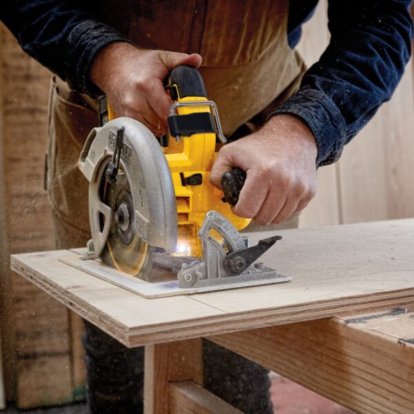 XR 20-volt Max 7-1/4-in Brushless Cordless Circular Saw Kit Circular Saw (1-Battery and Charger Included) - Image 12