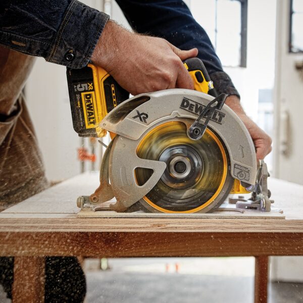XR 20-volt Max 7-1/4-in Brushless Cordless Circular Saw Kit Circular Saw (1-Battery and Charger Included) - Image 13