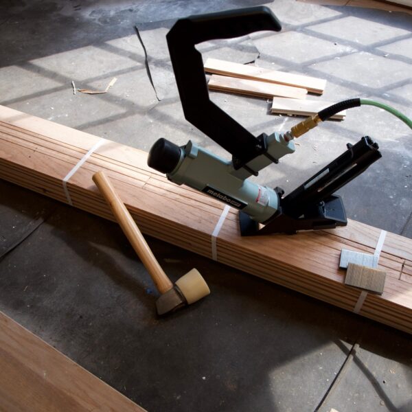 HPT 15.5-Gauge 1/2-in Medium Crown Flooring Pneumatic Stapler - Image 5