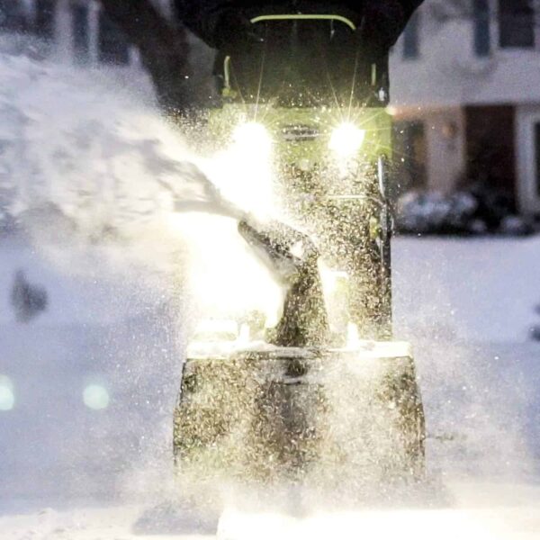 Earthwise SN74018 Cordless Electric 40-Volt 4Ah Brushless Motor, 18-Inch Snow Thrower, 500lbs/Minute, Black/Green - Image 6
