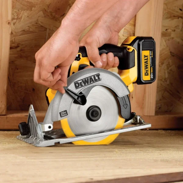 DCS391B 20-Volt MAX Cordless 6-1/2 in. Circular Saw with (1) 20-Volt Battery 4.0Ah   Charger - Image 4