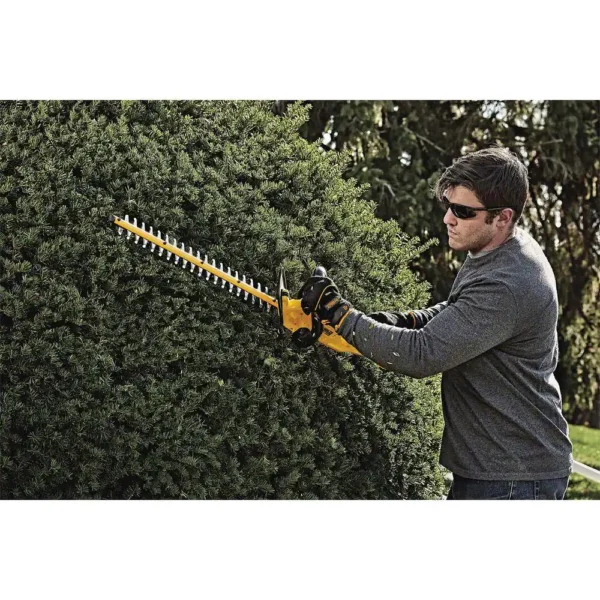 DCHT820P1 22 in. 20V  Lithium-Ion Cordless Hedge Trimmer with 5.0Ah Battery and Charger Included - Image 7