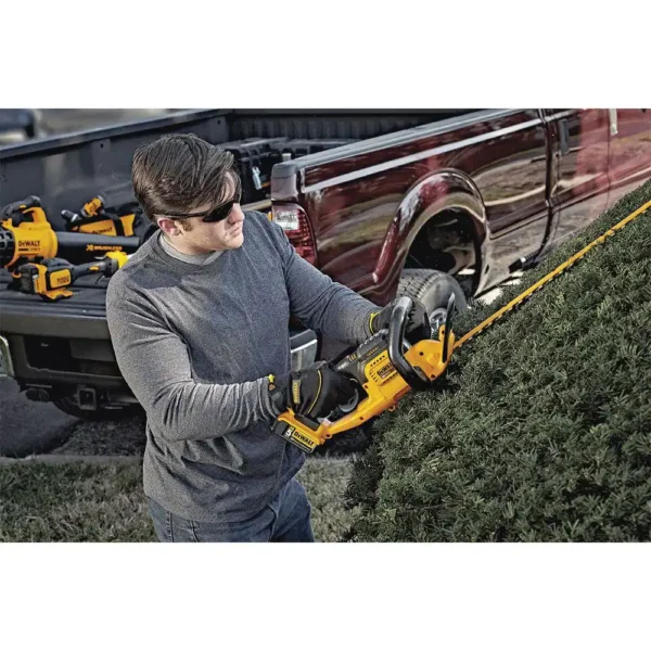 DCHT820P1 22 in. 20V  Lithium-Ion Cordless Hedge Trimmer with 5.0Ah Battery and Charger Included - Image 6
