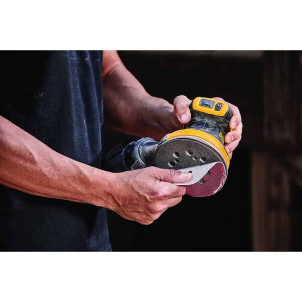 DCW210B 20V MAX XR Cordless Brushless 5 in. Random Orbital Sander (Tool Only) - Image 13