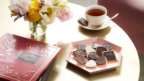 Godiva Chocolatier Assorted Chocolate Box of Biscuits, 32 pc. - Image 3