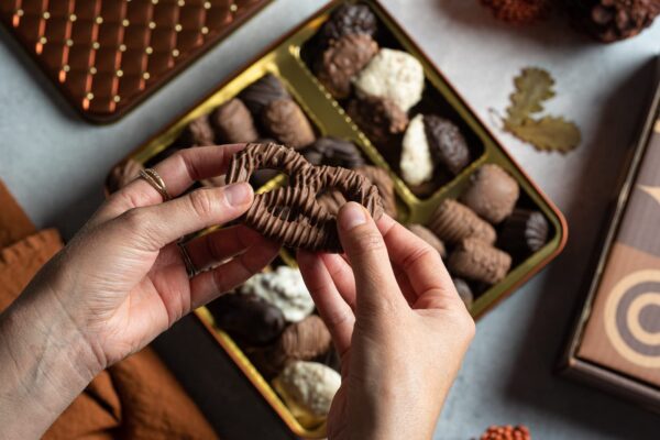 BONNIE AND POP Chocolate Gift Basket, Food Gifts Arrangement Platter, Gourmet Snack Box - Image 3